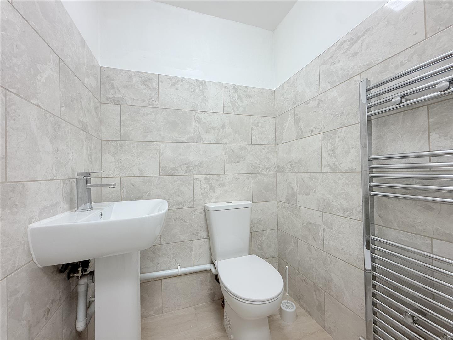 3 bed house - semi-detached in Elm Tree Drive, Dukinfield – photo 4